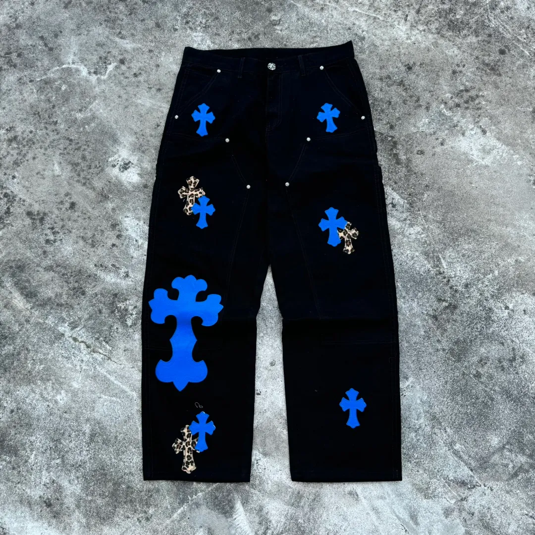 P290 model number: H653 chrome hearts Top Cow King F&F Limited to friends and family 1of1 Carhartt base version Jeans Three-dimensional version Loose and comfortable, not picky about body shape Look taller and slimmer Factory Seiko Original quality control Same style for men and women Can be matched with couples Versatile recommendation Must-have jeans for all seasons Hipsters have been disappointed From the quality selection of fabrics, the tailoring of details, and the matching of patterns are impeccable! The upper body is so handsome when worn...it can be easily worn by men, women and children! The craftsmanship is made of heavy-duty washed pure cotton denim fabric. After washing, it is soft and thick and looks very stylish when worn. Size: 28, 30, 32, 34, 36 (S-XXL) Color: black